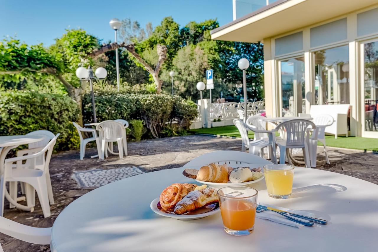 Hotel Buenos Aires Cervia Exterior foto